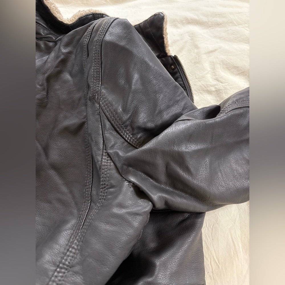 Levi’s Faux Leather Sherpa Lined Bomber Jacket size S - Picture 5 of 6